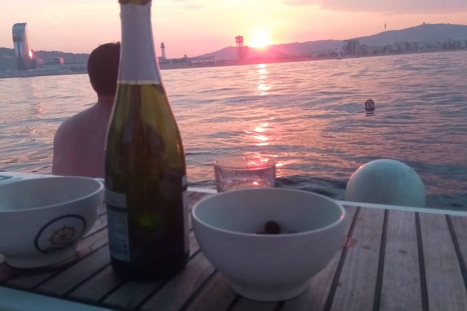 1h Refreshing Sailing Tour in Barcelona with Open Bar & Snacks - Practical tips for a smoother hour
