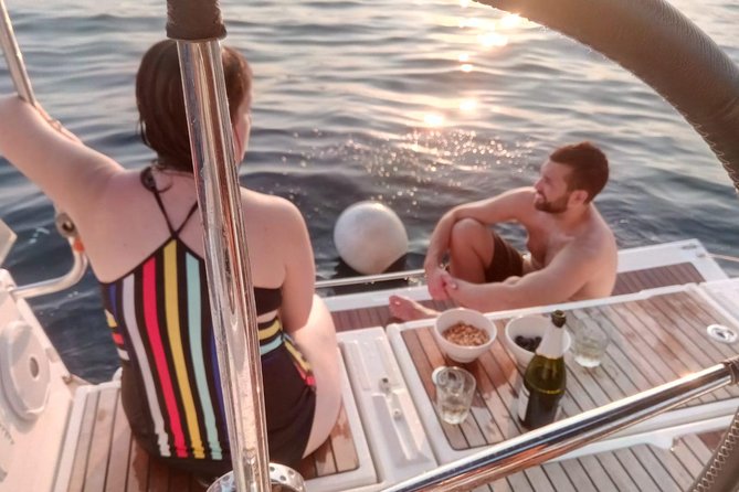 1h Refreshing Sailing Tour in Barcelona with Open Bar & Snacks - El Peix and the modern waterfront
