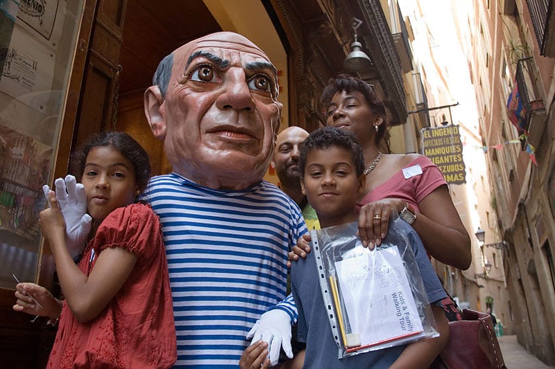 2.5-Hour Kids & Family Walking Tour in English - Giants, leaves, and Catalan traditions