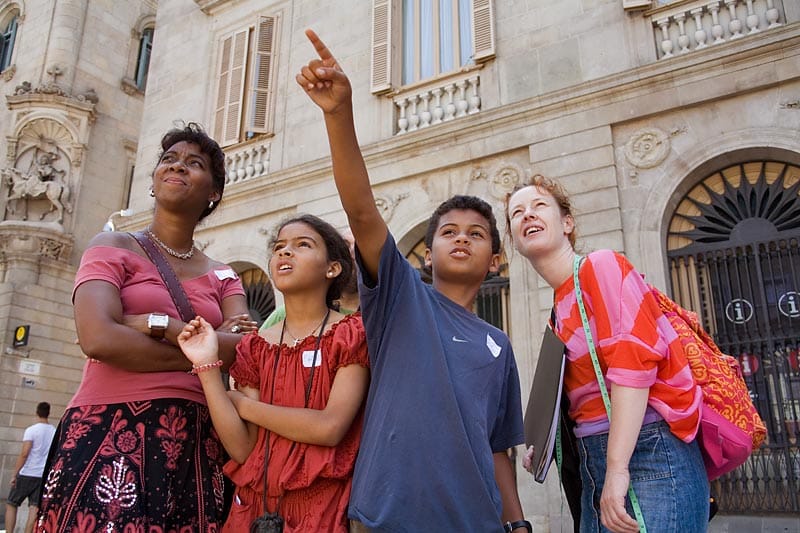 2.5-Hour Kids & Family Walking Tour in English - Workshops, candy, and the runnerbeans