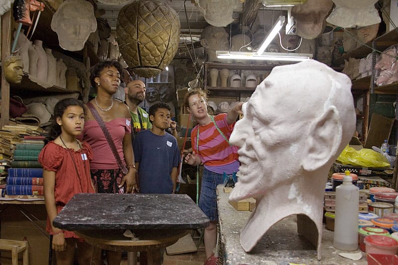 2.5-Hour Kids & Family Walking Tour in English - Meeting the guide outside Jaume I station