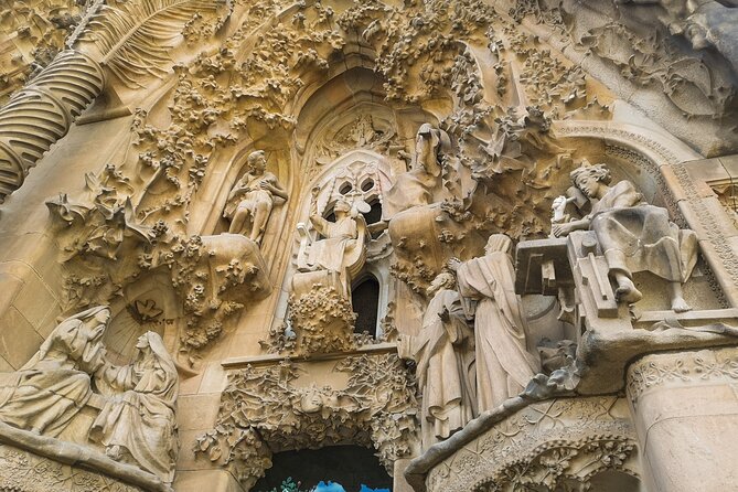 2-Day Tour: Gaudi & Sagrada Familia + Montserrat & Winery - Park Güell and the Sagrada Família