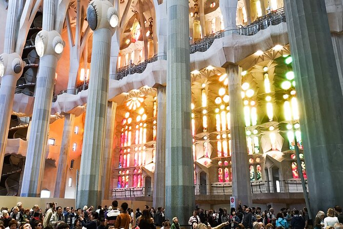 2-Day Tour: Gaudi & Sagrada Familia + Montserrat & Winery - Lunch on Rambla Catalunya