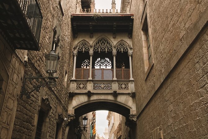 All about old Barcelona (tasting included) - Plaça Reial opens the scene