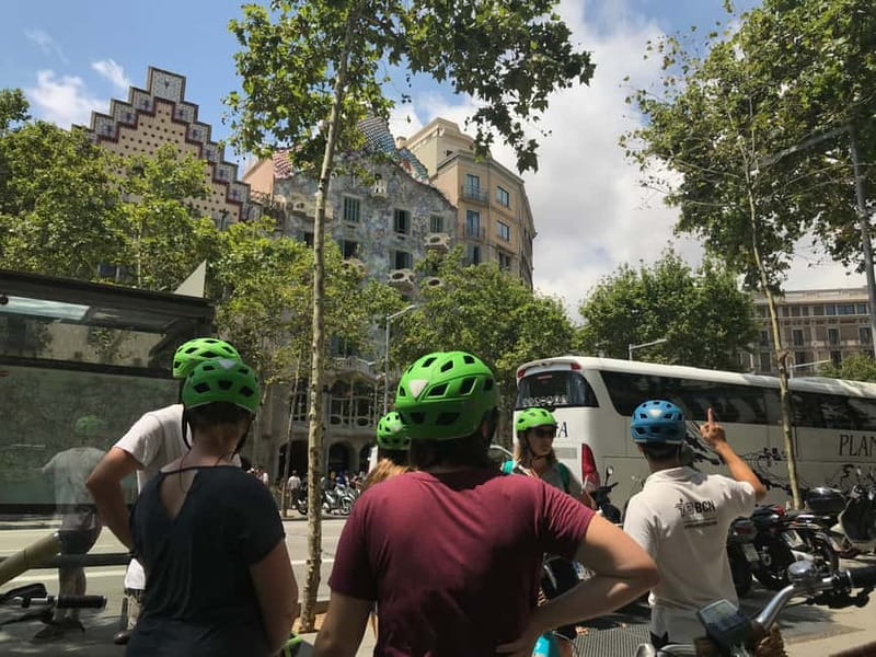 Barcelona: 1.5-Hour Sightseeing Tour by Bike/Electric Bike - The guide makes the short format work