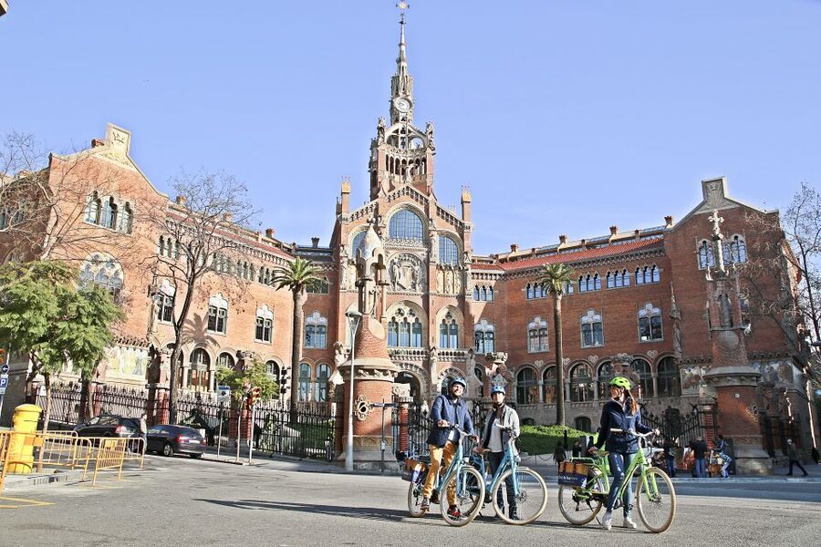 Barcelona: 2.5-Hour Bike or E-Bike Historical Tour - Why this bike tour works for Barcelona