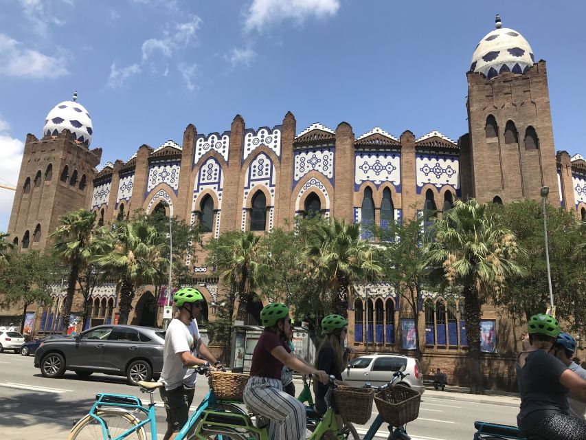 Barcelona: 2.5-Hour Bike or E-Bike Historical Tour - Casa Batlló and La Pedrera from the street