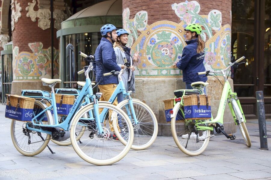 Barcelona: 2.5-Hour Bike or E-Bike Historical Tour - Passeig de Sant Joan to Sagrada Familia