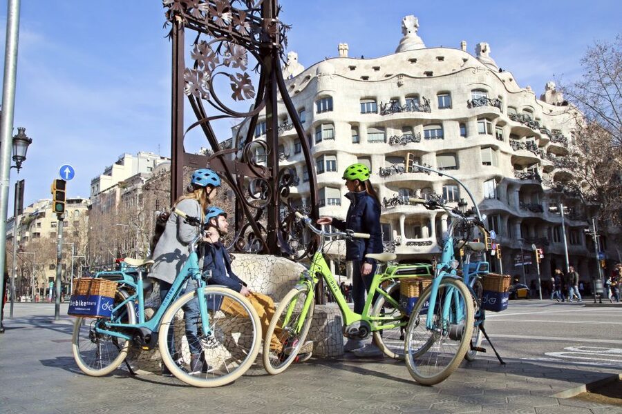 Barcelona: 2.5-Hour Bike or E-Bike Historical Tour - What the cycling is really like