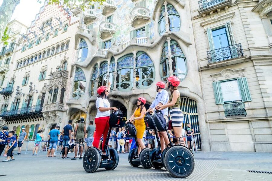 Barcelona: 2,5h Gaudí Segway Tour - Ciutadella Park and the 1888 exhibition