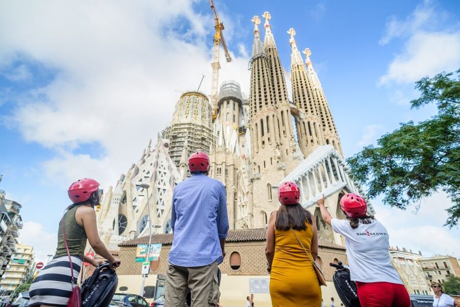 Barcelona: 2,5h Gaudí Segway Tour - Passeig de Gracia and Barcelona’s modernist rivalry