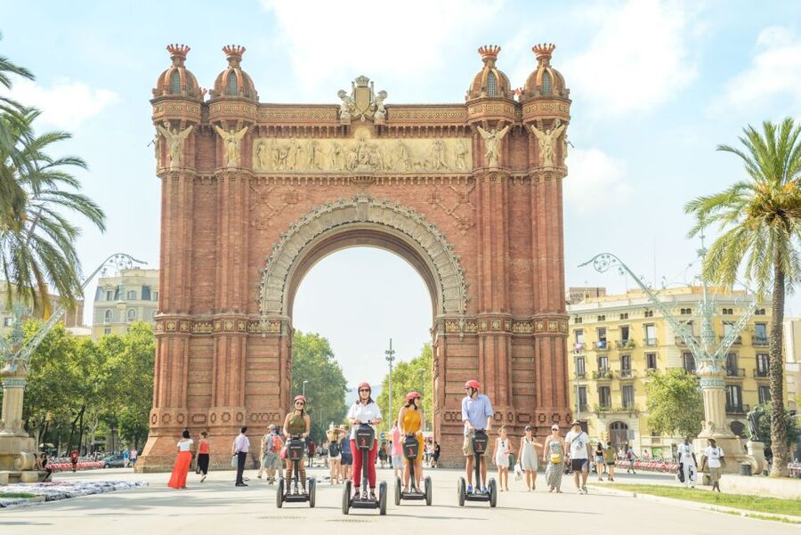 Barcelona: 2,5h Gaudí Segway Tour - Casa Batlló: color, curves, and a famous façade