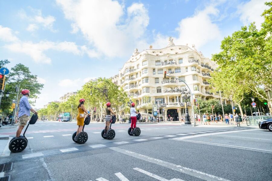 Barcelona: 2,5h Gaudí Segway Tour - Casa Milà, or La Pedrera