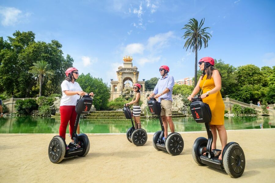 Barcelona: 2,5h Gaudí Segway Tour - From the port to Barcelona’s old quarters