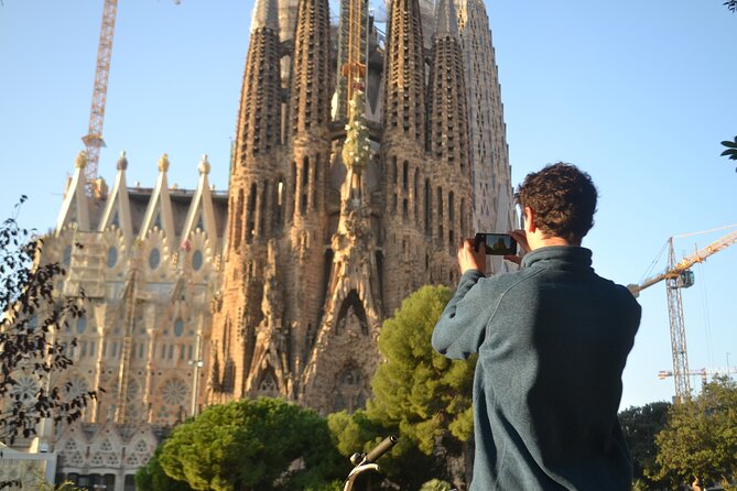 Barcelona 3-hour Bike or E-Bike Tour: Gaudí By Bike - Arc de Triomf and Casa Amatller