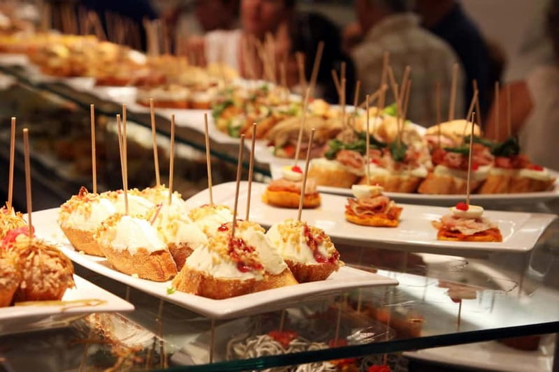 Barcelona: 3-Hour Sips, Sites & Bites Food & History Tour - Gothic Quarter: a short final walk through old Barcelona