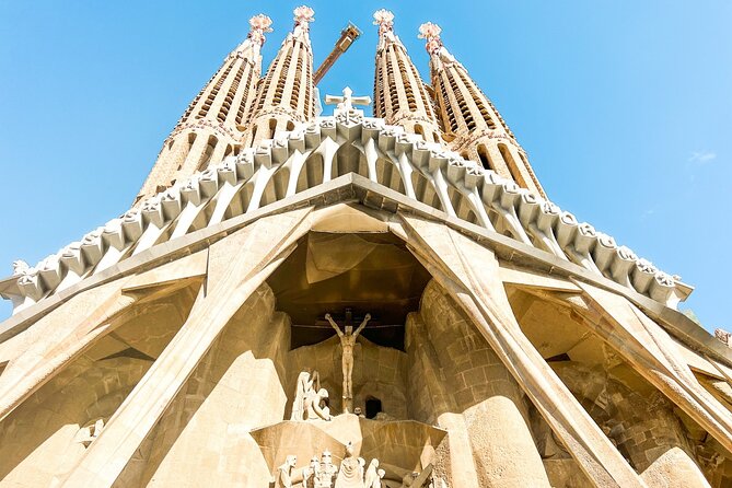 Barcelona all included: Sagrada, Park Güell, Montjuic & Gothic - A seven-hour route through Barcelona’s biggest contrasts