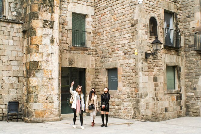 Barcelona all included: Sagrada, Park Güell, Montjuic & Gothic - Park Güell: one hour among Gaudí’s mosaics