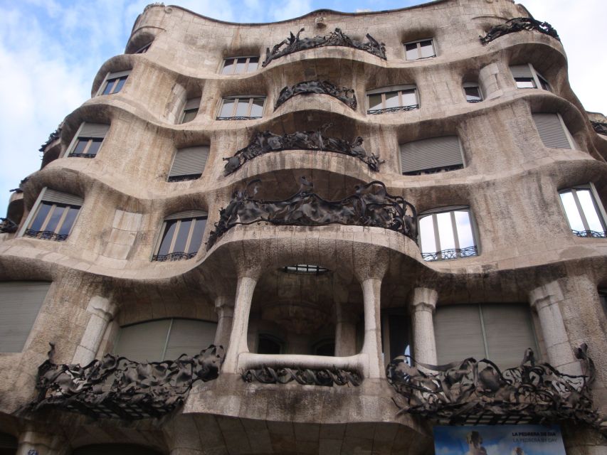 Barcelona: Art Nouveau & Gaudí Tour - Why Eixample is Barcelona’s great outdoor architecture lesson