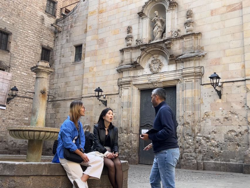 Barcelona: Barri Gotic Small Group Walking Tour - Plaça del Rei and the old center of power