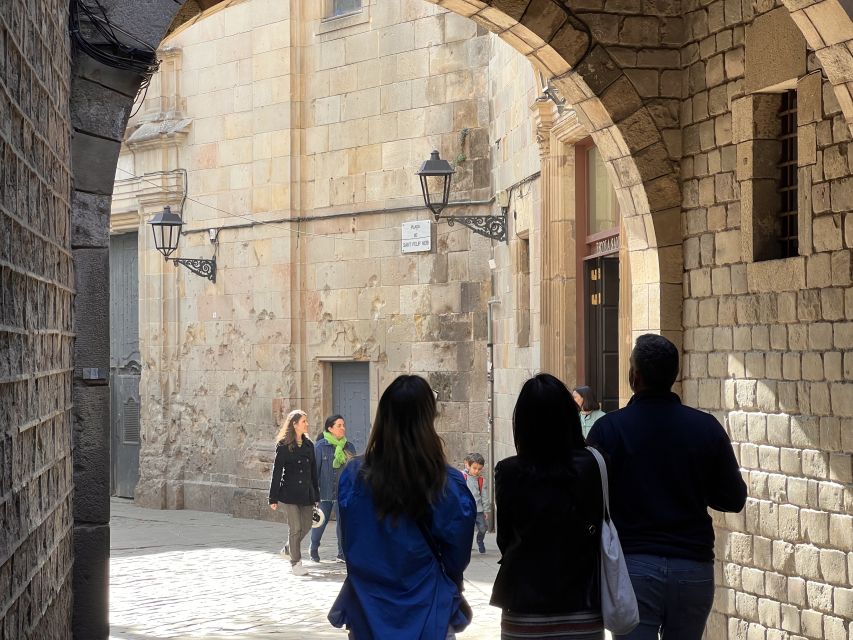 Barcelona: Barri Gotic Small Group Walking Tour - The guides make the biggest difference