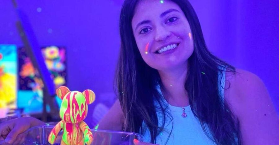 Barcelona: Bear-brick Fluorescent Painting | Wine and Art - What the 75-minute schedule feels like