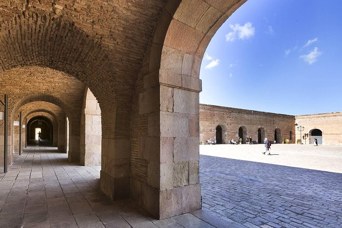Barcelona Best Views: Old Town, Cable Car and Montjuic Castle - Tapas with a local drink