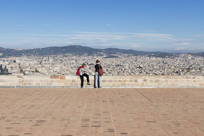 Barcelona Best Views: Old Town, Cable Car and Montjuic Castle - Guides, group size, and the pace of the afternoon