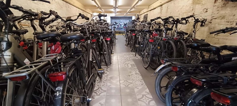 Barcelona: Bike Rental for 2 - 24 Hours - Picking up a three-speed bike for two
