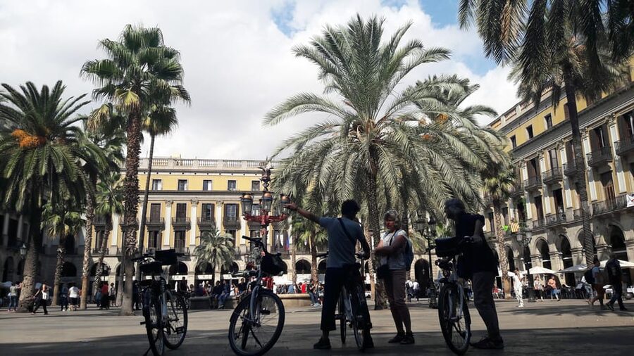 Barcelona: Bike Rental with Delivery and Pickup - Sagrada Familia and the Gaudí route