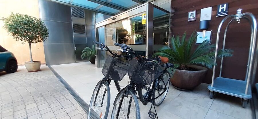 Barcelona: Bike Rental with Delivery and Pickup - Arc de Triomphe and Parc de la Ciutadella