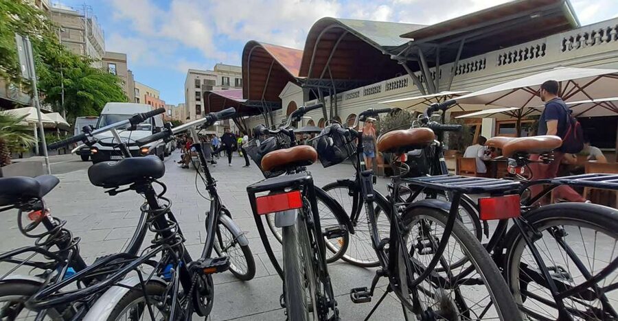 Barcelona: Bike Rental with Delivery and Pickup - Handling Barcelona traffic without losing the fun
