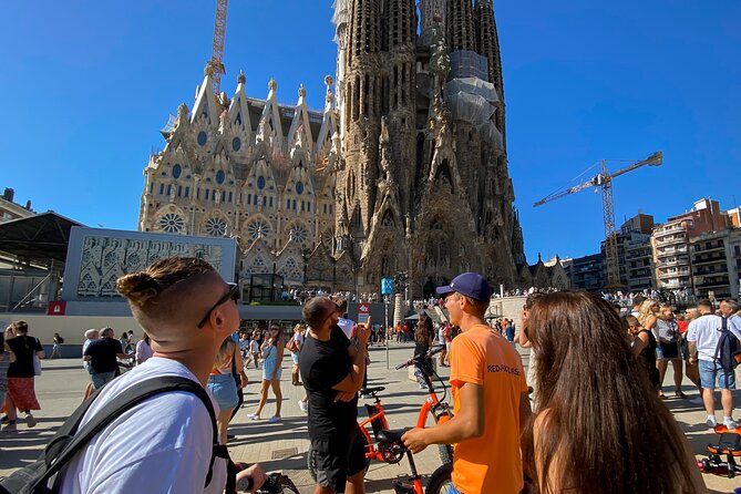 Barcelona bike tour with French guide 20-ТOP, bike/eBike - Sagrada Familia from the saddle