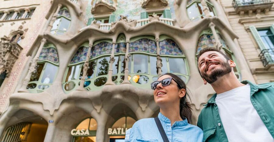 Barcelona: Casa Batlló Be The First Entry Ticket - The main staircase and Kengo Kuma’s marble work