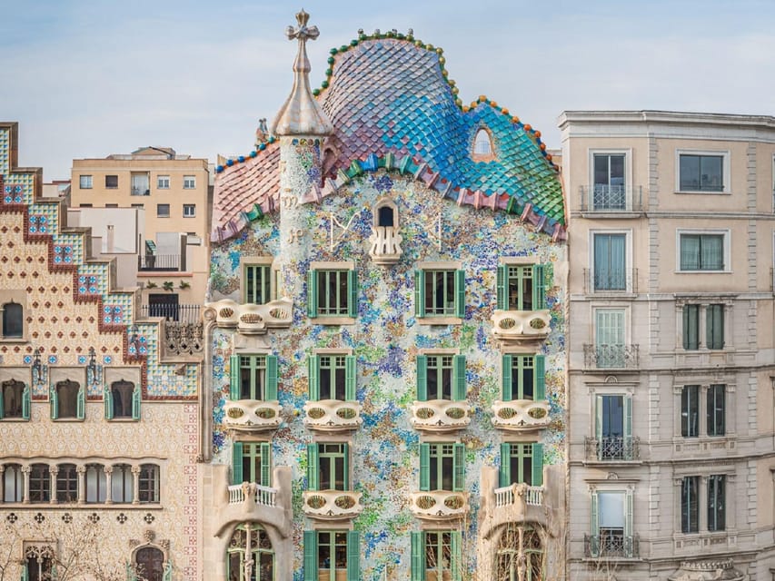 Barcelona: Casa Batlló, Casa Milà & Casa Vicens Guided Tour - Walking to Casa Milà and changing the view
