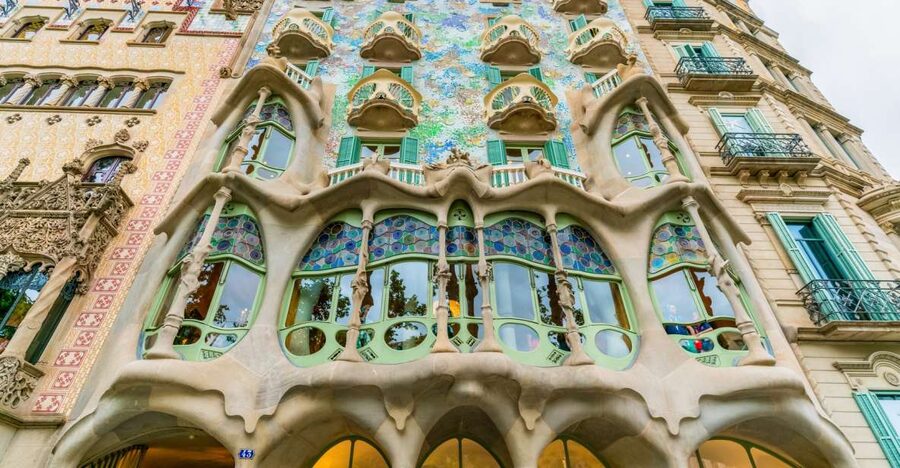 Barcelona: Casa Batlló Entry with Self-Audioguide Tour - Rooms shaped by light, air, and movement