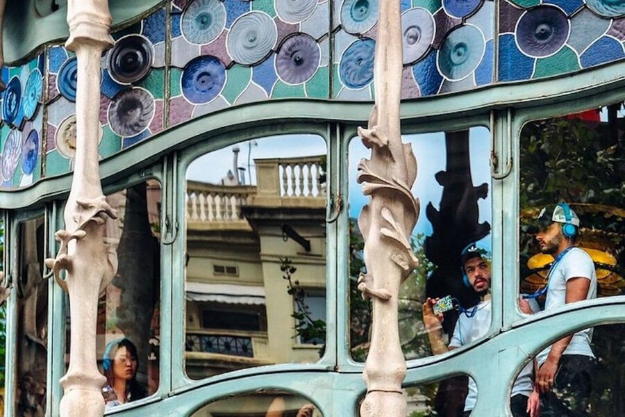 Barcelona: Casa Batlló, La Pedrera, & Chocolate Tasting Tour - Why the Block of Discord is the right place to start