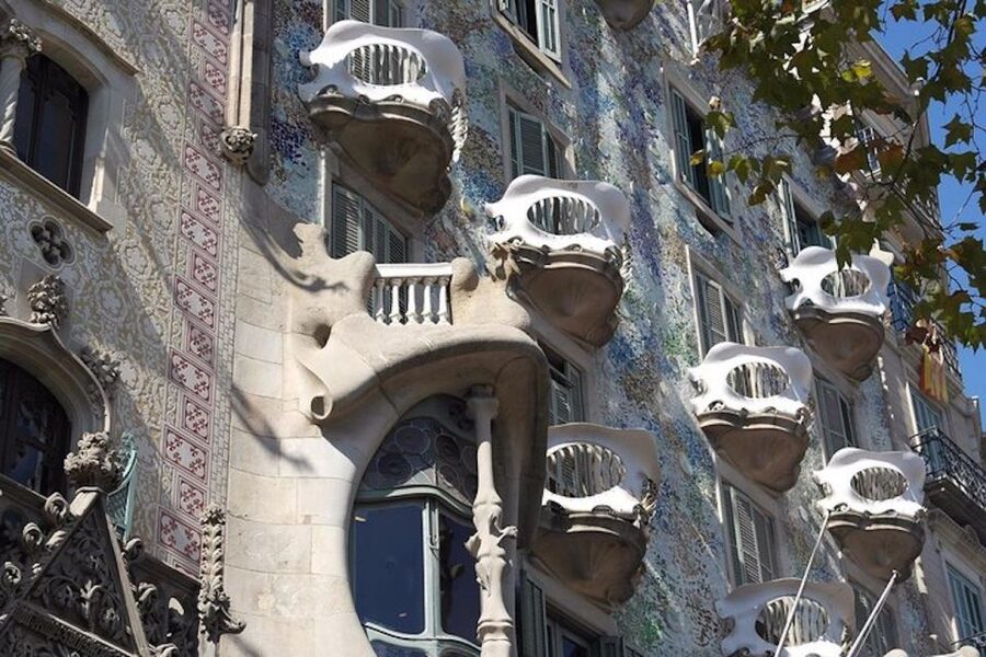 Barcelona: Casa Batlló, La Pedrera, & Chocolate Tasting Tour - Practical details that affect your choice