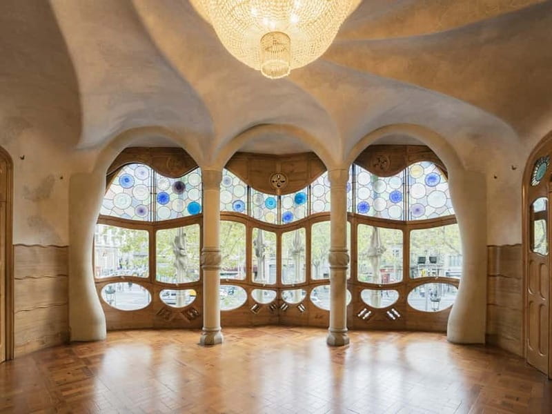 Barcelona: Casa Batlló Tour and Optional White Rabbit Museum - Climbing toward the dragon rooftop