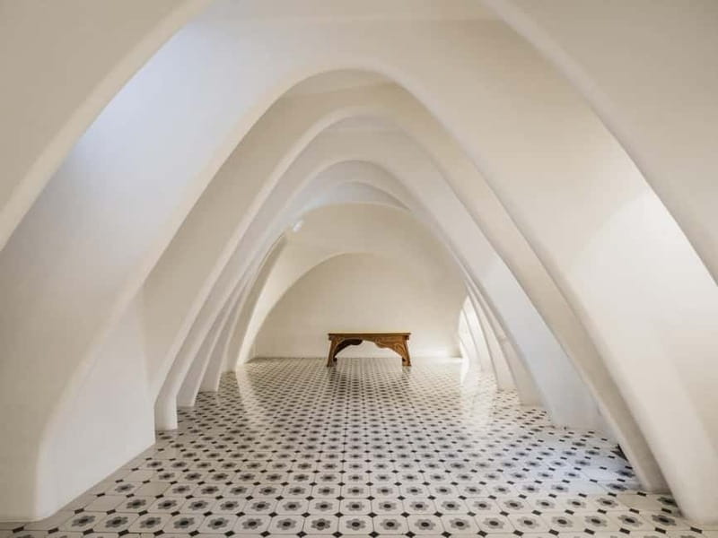 Barcelona: Casa Batlló Tour and Optional White Rabbit Museum - Guide quality, headsets, and language