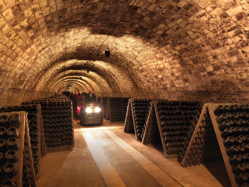 Barcelona: Casa Codorníu Guided Tour with Cava Tastings - Key points at a glance
