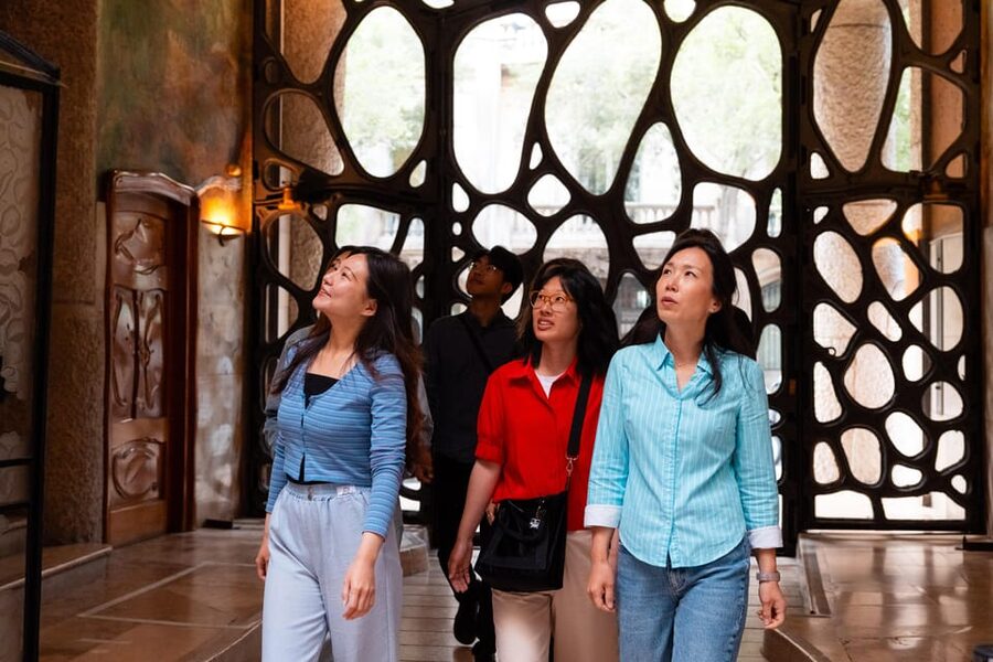Barcelona: Casa Vicens, Pedrera, and Casa Batlló Guided Tour - The walk from Gràcia to La Pedrera