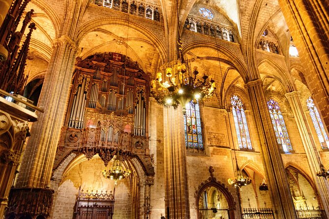 Barcelona Cathedral: Ticket, Guided Tour, Terrace + VR Experience - Inside the Gothic cathedral