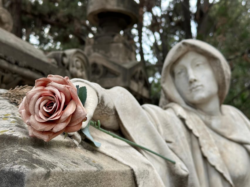 Barcelona: Cemetery Tour - Gothic Graves & Local History - How the small-group feel changes the experience