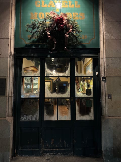 Barcelona: Christmas Lights and Markets Bike Tour - Sagrada Família and the nearby Christmas market