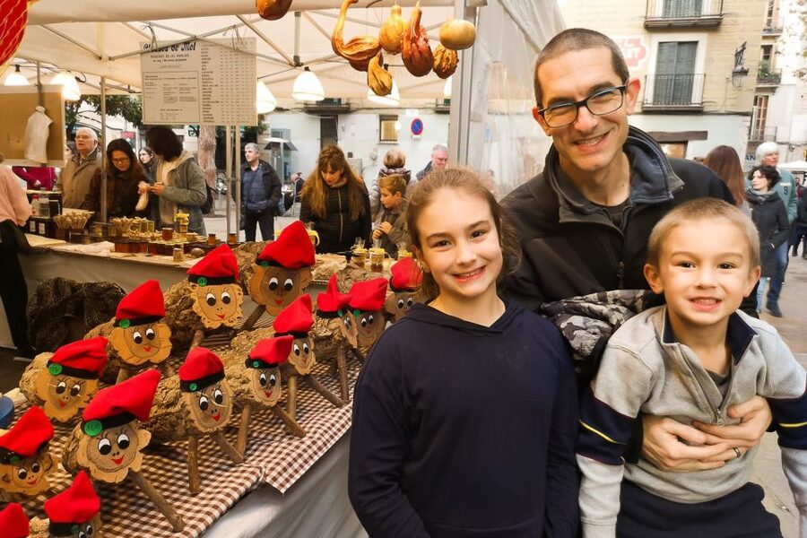 Barcelona: Churros, Hot Chocolate, and Games Family Tour - Gothic streets, the cathedral, and a quiet square