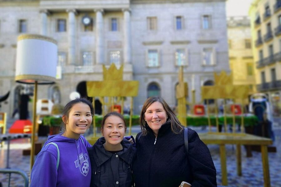 Barcelona: Churros, Hot Chocolate, and Games Family Tour - Guides who adjust to real family life