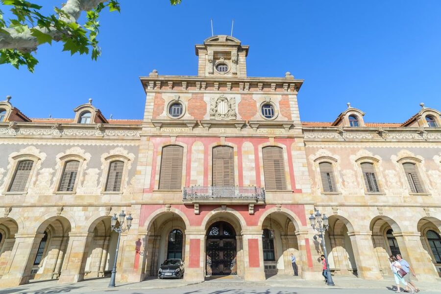 Barcelona: City and Seafront Guided Segway Tour - What the guide adds to the ride
