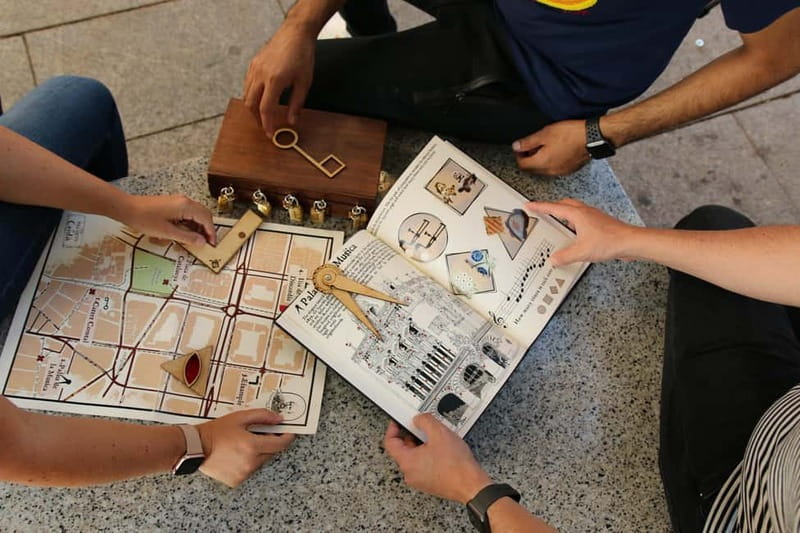 Barcelona: City Exploration Treasure Hunt - Reading the Gothic District as a puzzle