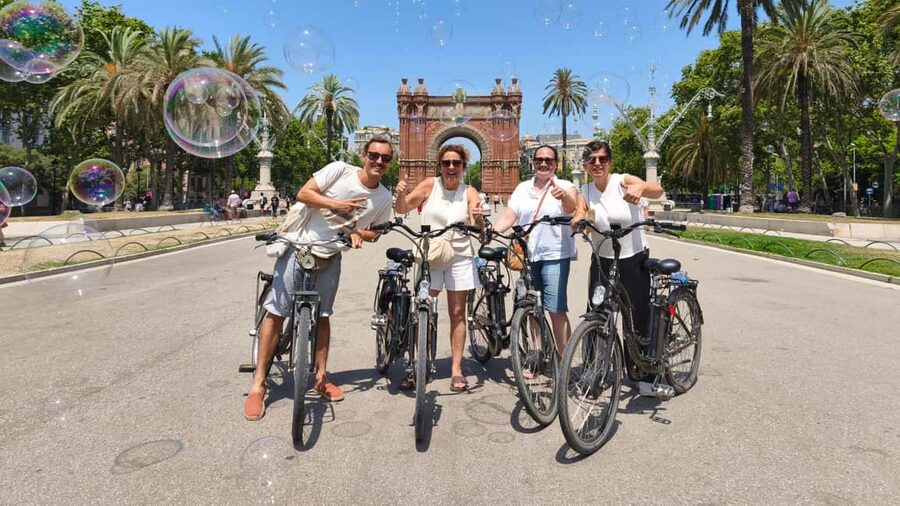 Barcelona: City Highlights Bike Tour with Locals - Why a bicycle is a smart way to see Barcelona